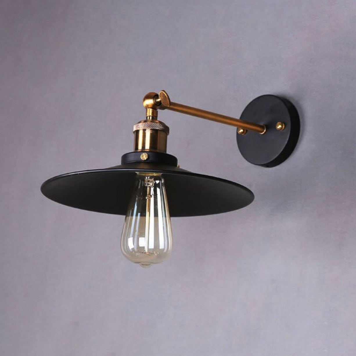 IndusNoir – Industriële wandlamp van zwart metaal