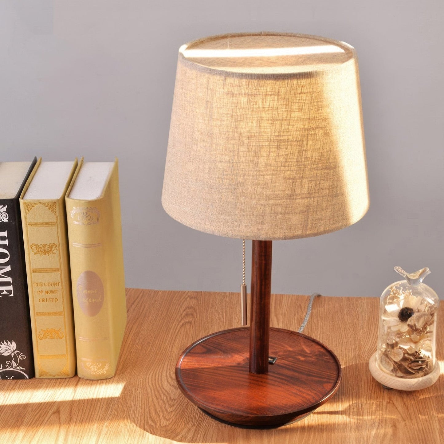 Zachte Gloed – Lamp en Noordelijke Notenboom met Luxe Stofaccenten