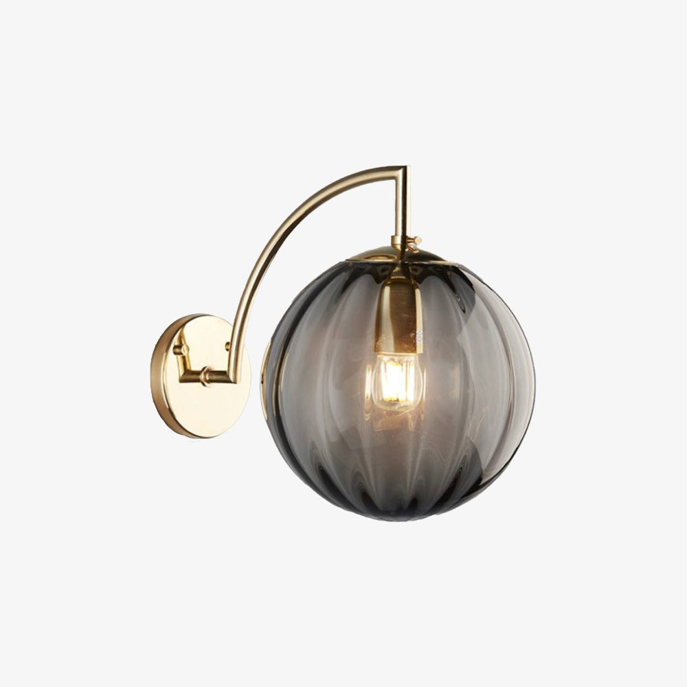 SconeChic – Gouden LED wandlamp met rookglasbol