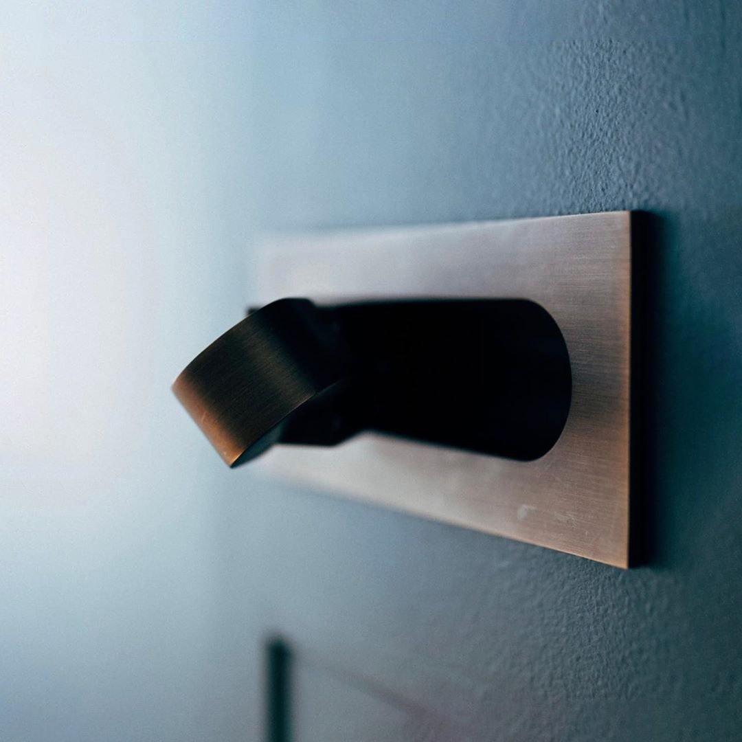 NoctiLuxe – Moderne LED Bedlampje voor Lezen