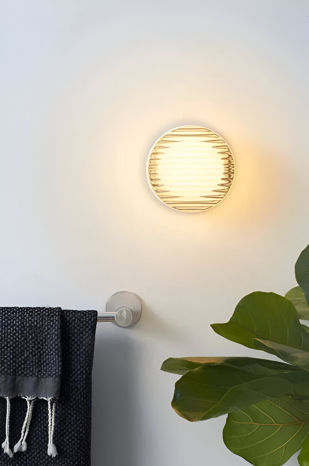 Amberlo | Ronde Wandlamp van Geribbeld Glas – Amber & Wit
