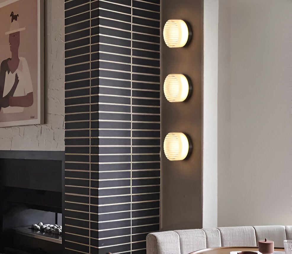 Amberlo | Ronde Wandlamp van Geribbeld Glas – Amber & Wit