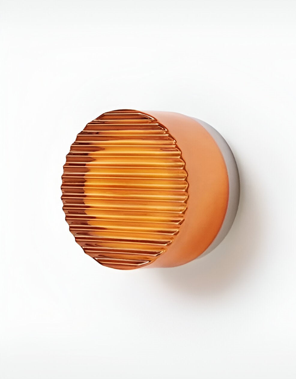 Amberlo | Ronde Wandlamp van Geribbeld Glas – Amber & Wit