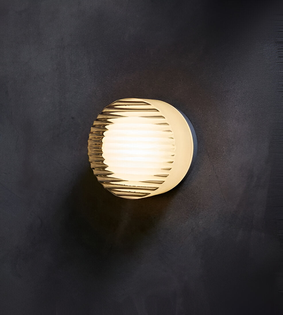 Amberlo | Ronde Wandlamp van Geribbeld Glas – Amber & Wit