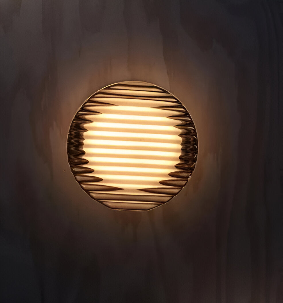 Amberlo | Ronde Wandlamp van Geribbeld Glas – Amber & Wit