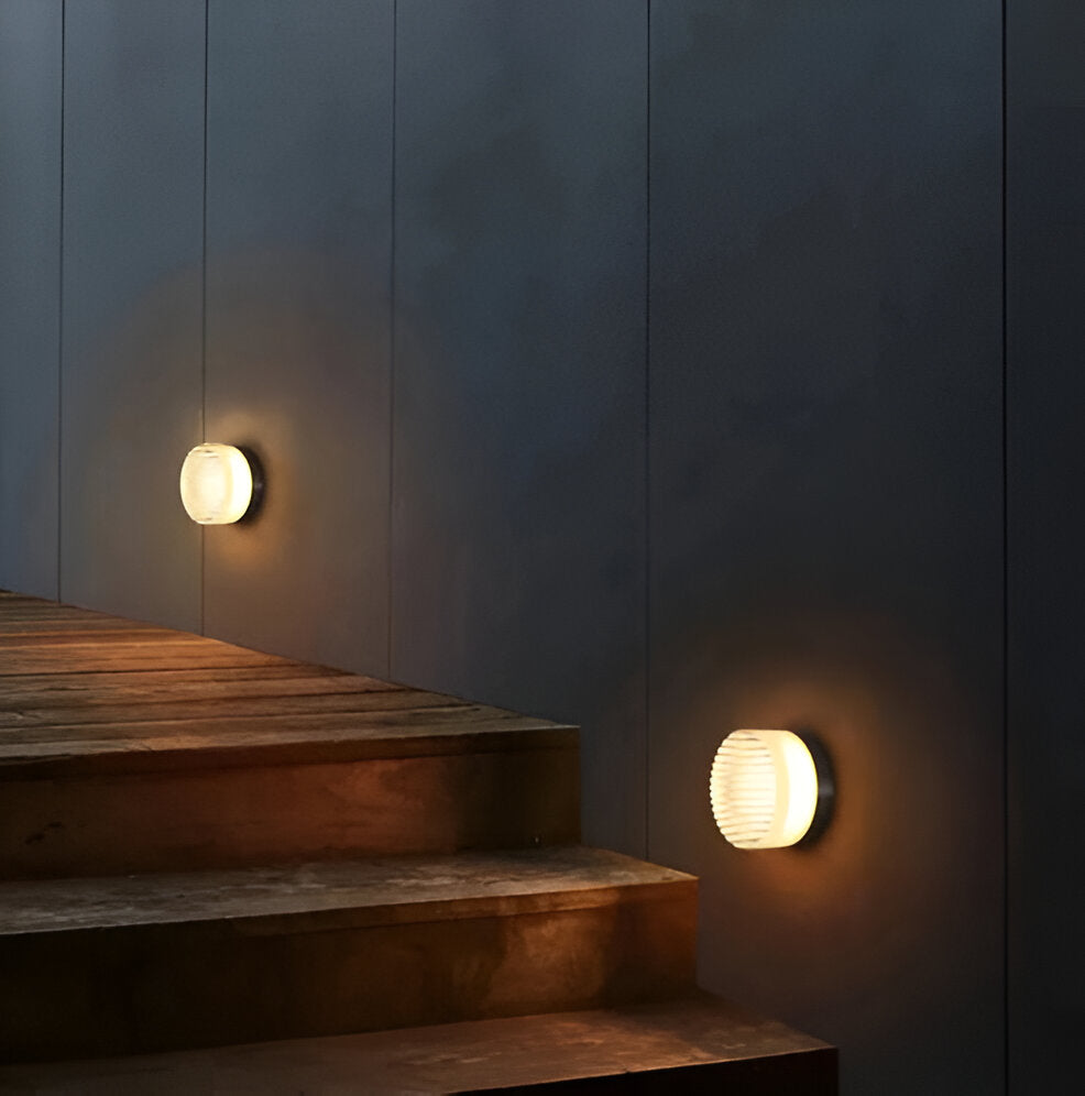 Amberlo | Ronde Wandlamp van Geribbeld Glas – Amber & Wit