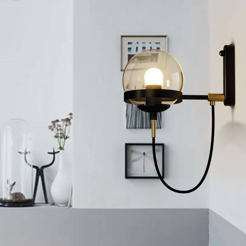 VerreMetal – LED wandlamp van metaal met glazen bol