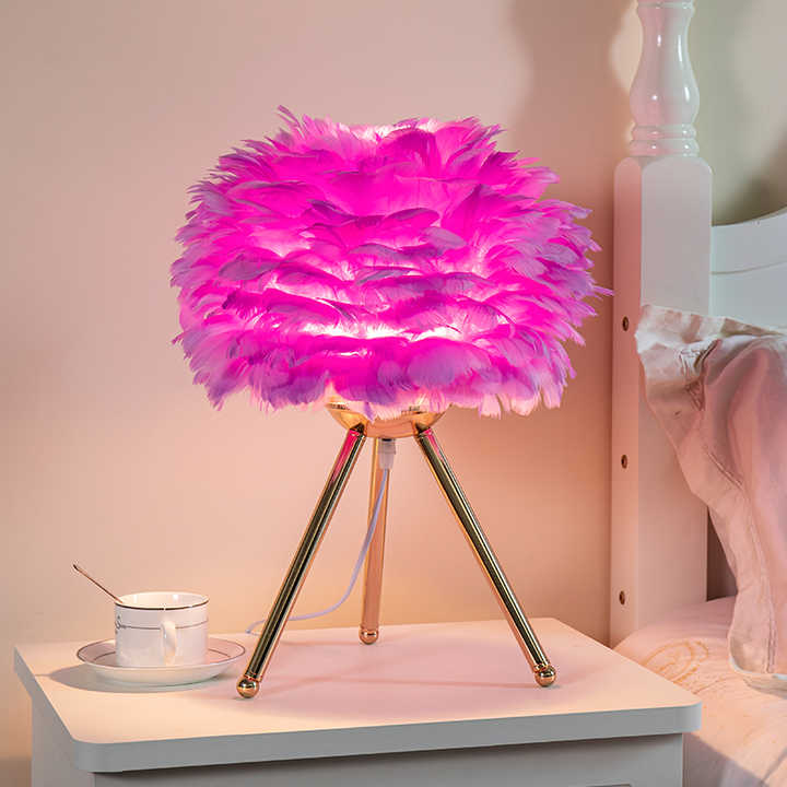 PlumaLuxe – Tafellamp met variabele intensiteit en elegante veren