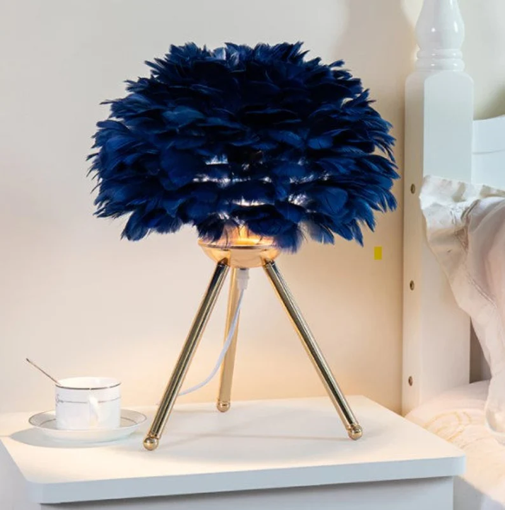 PlumaLuxe – Tafellamp met variabele intensiteit en elegante veren