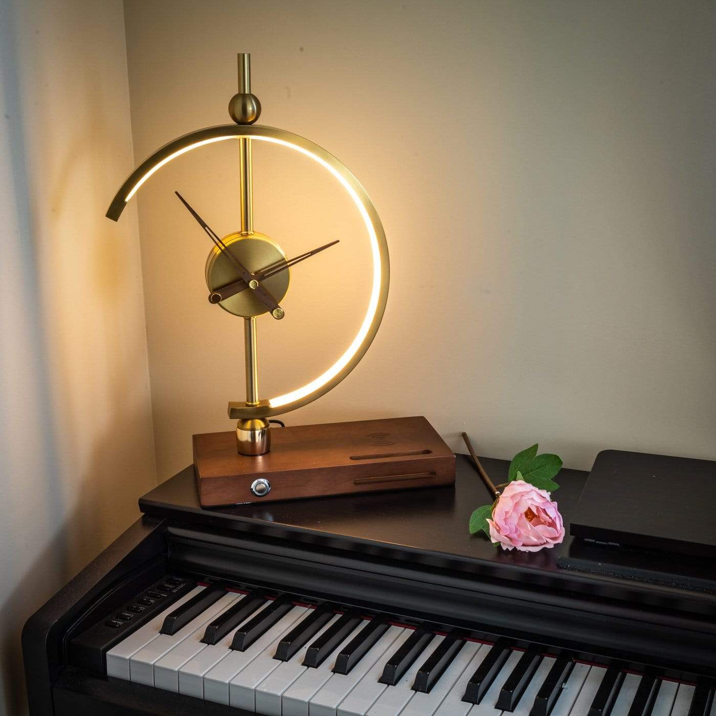 LuminaClock – LED Kloklamp met Draadloze Oplader