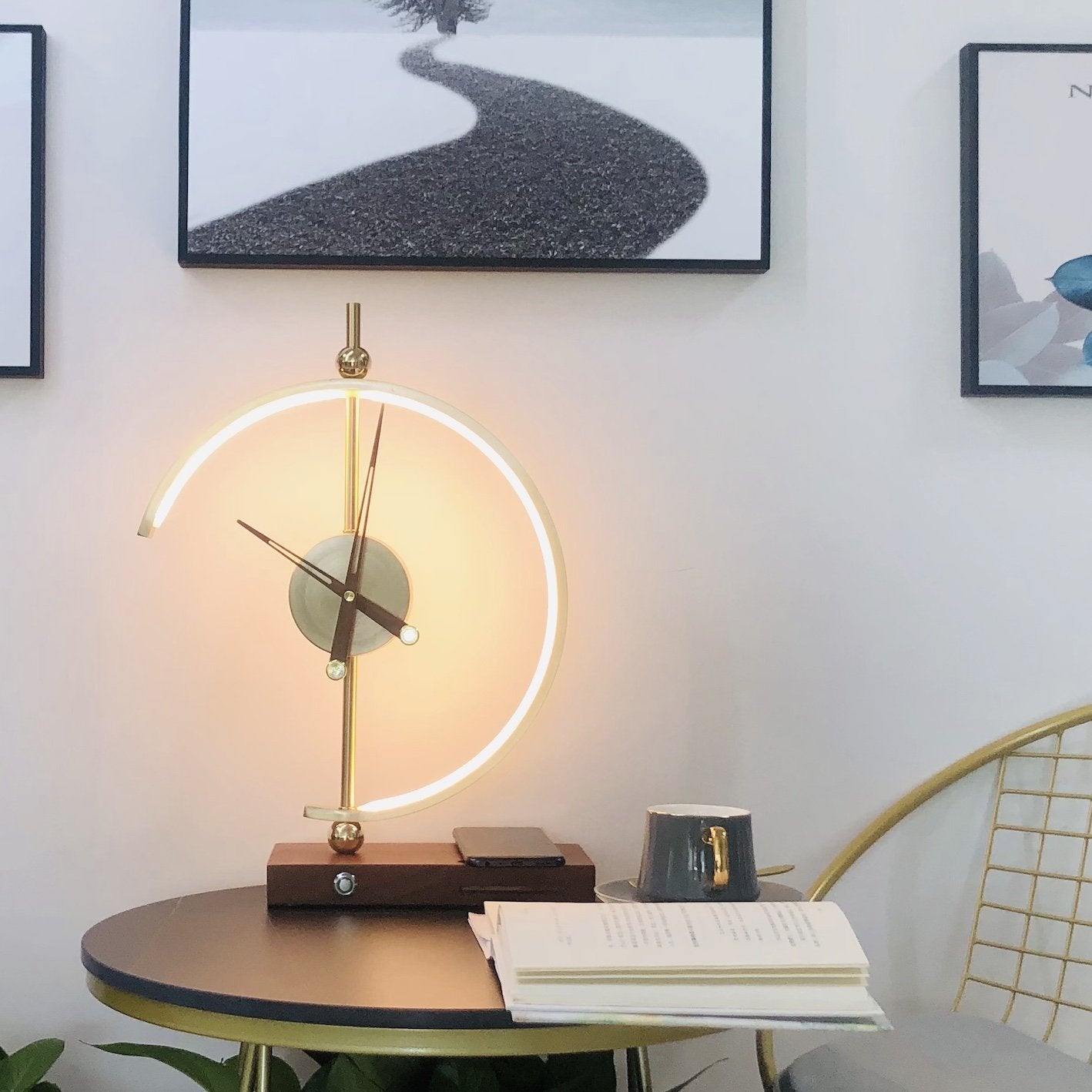 LuminaClock – LED Kloklamp met Draadloze Oplader