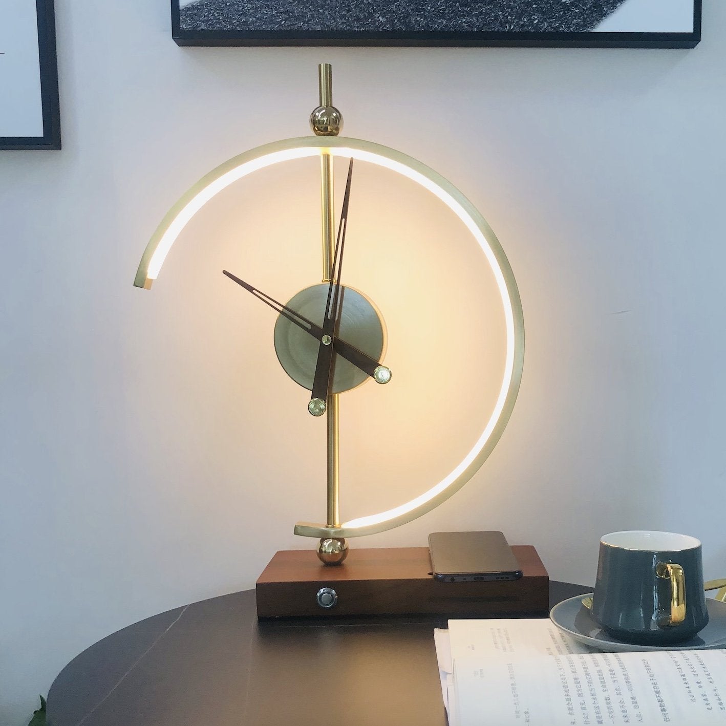 LuminaClock – LED Kloklamp met Draadloze Oplader