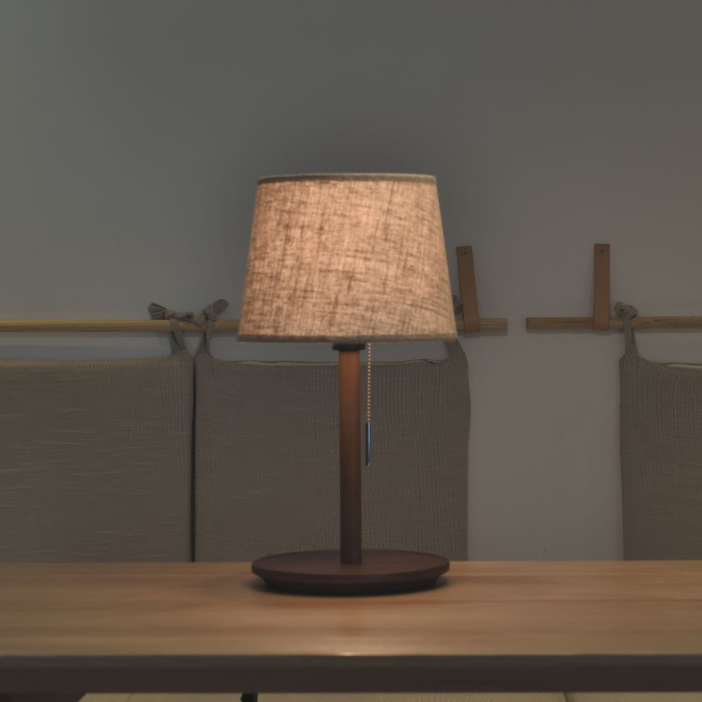 Zachte Gloed – Lamp en Noordelijke Notenboom met Luxe Stofaccenten