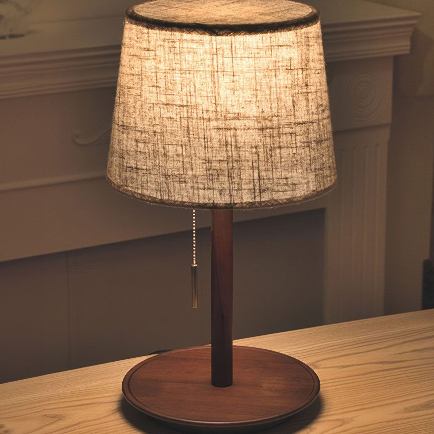 Zachte Gloed – Lamp en Noordelijke Notenboom met Luxe Stofaccenten