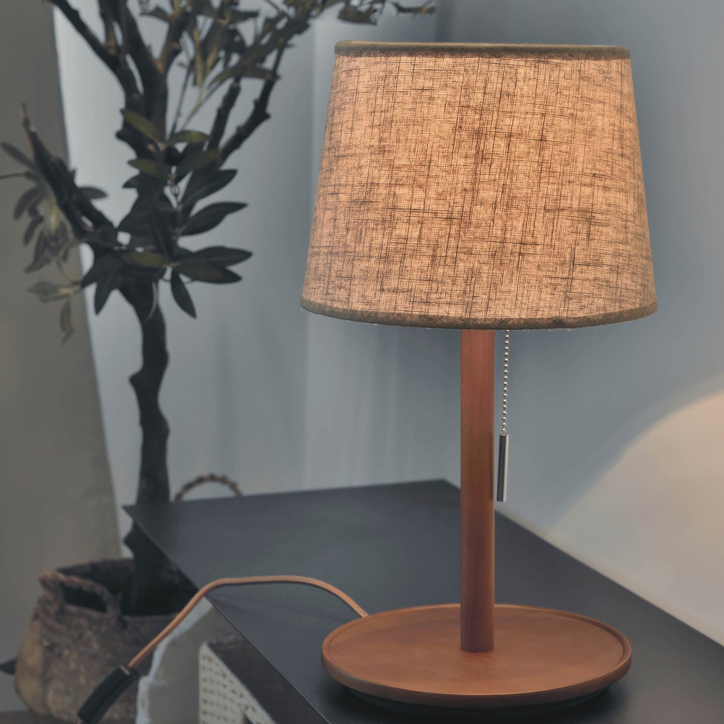Zachte Gloed – Lamp en Noordelijke Notenboom met Luxe Stofaccenten