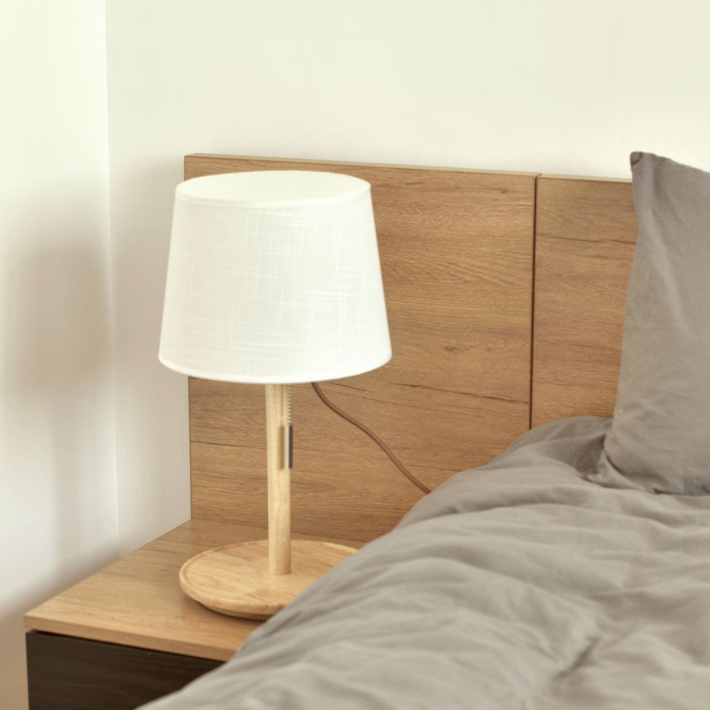 Zachte Gloed – Lamp en Noordelijke Notenboom met Luxe Stofaccenten