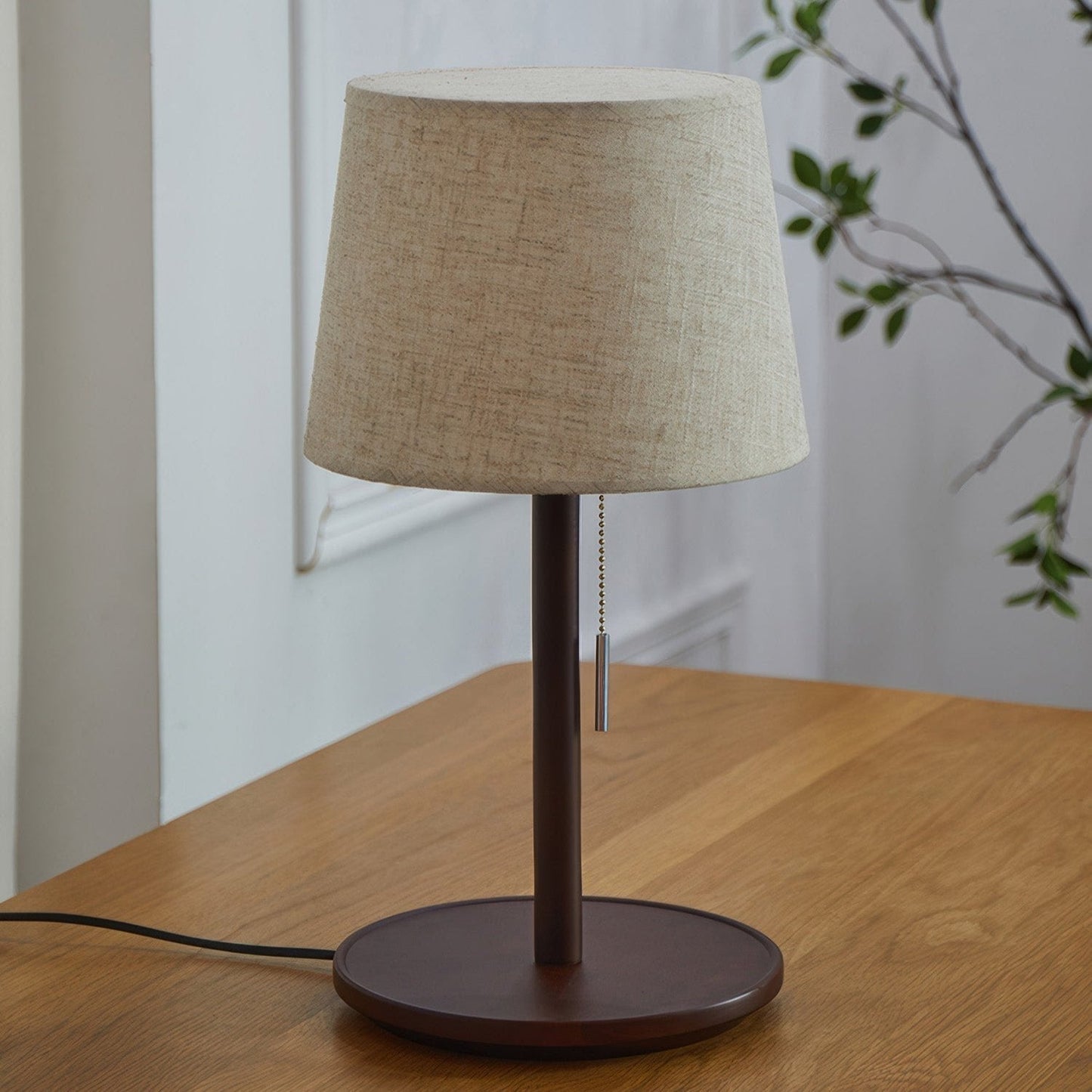 Zachte Gloed – Lamp en Noordelijke Notenboom met Luxe Stofaccenten