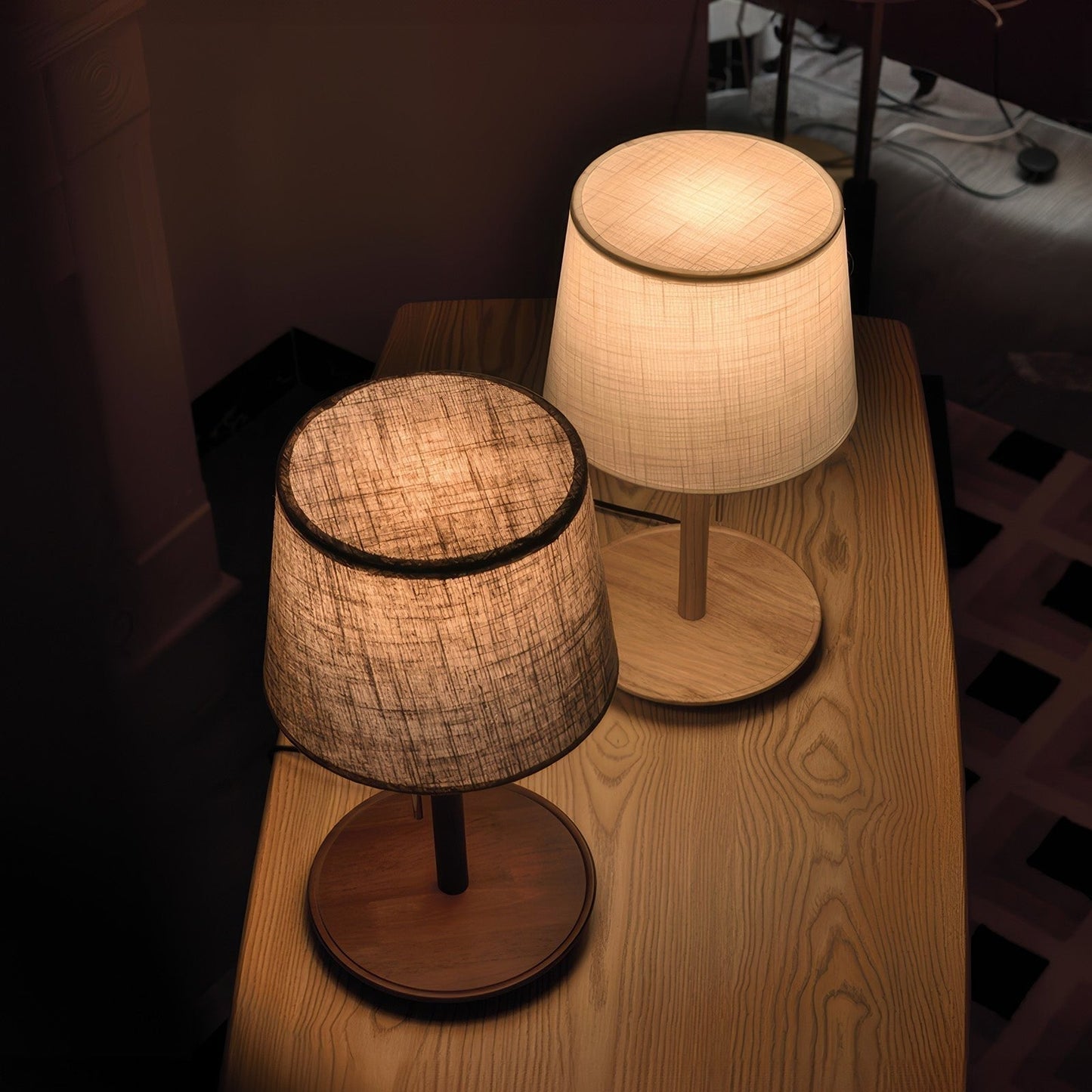 Zachte Gloed – Lamp en Noordelijke Notenboom met Luxe Stofaccenten