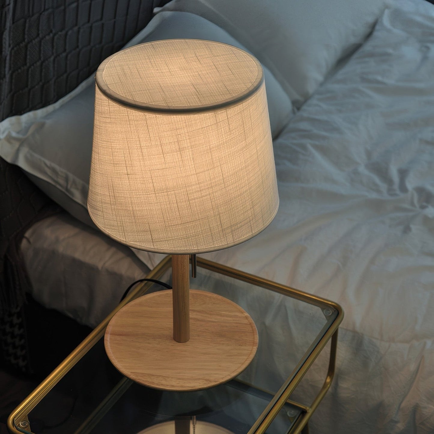 Zachte Gloed – Lamp en Noordelijke Notenboom met Luxe Stofaccenten