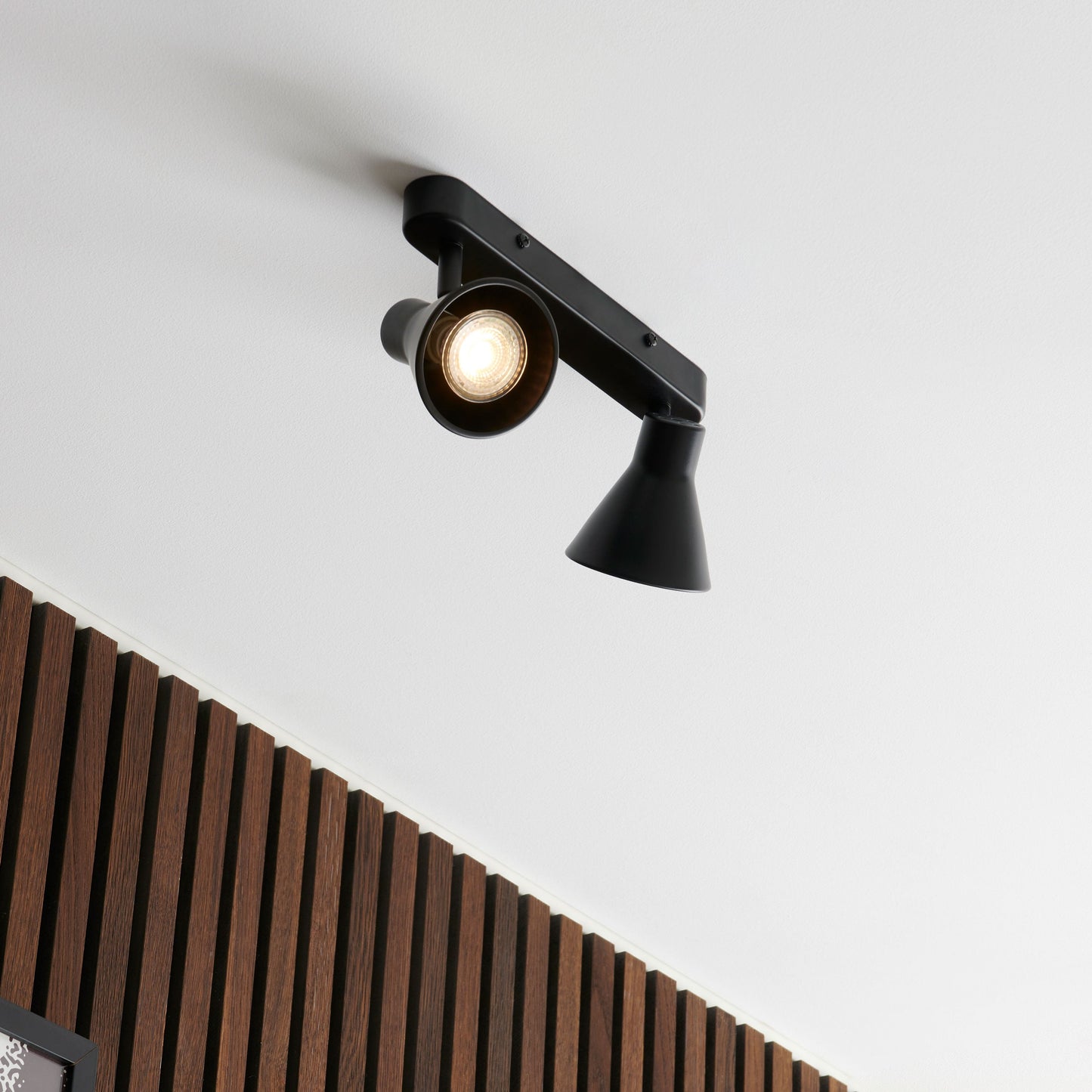 DuoBeam | Draaibare Spotbalk met 2 Lampen
