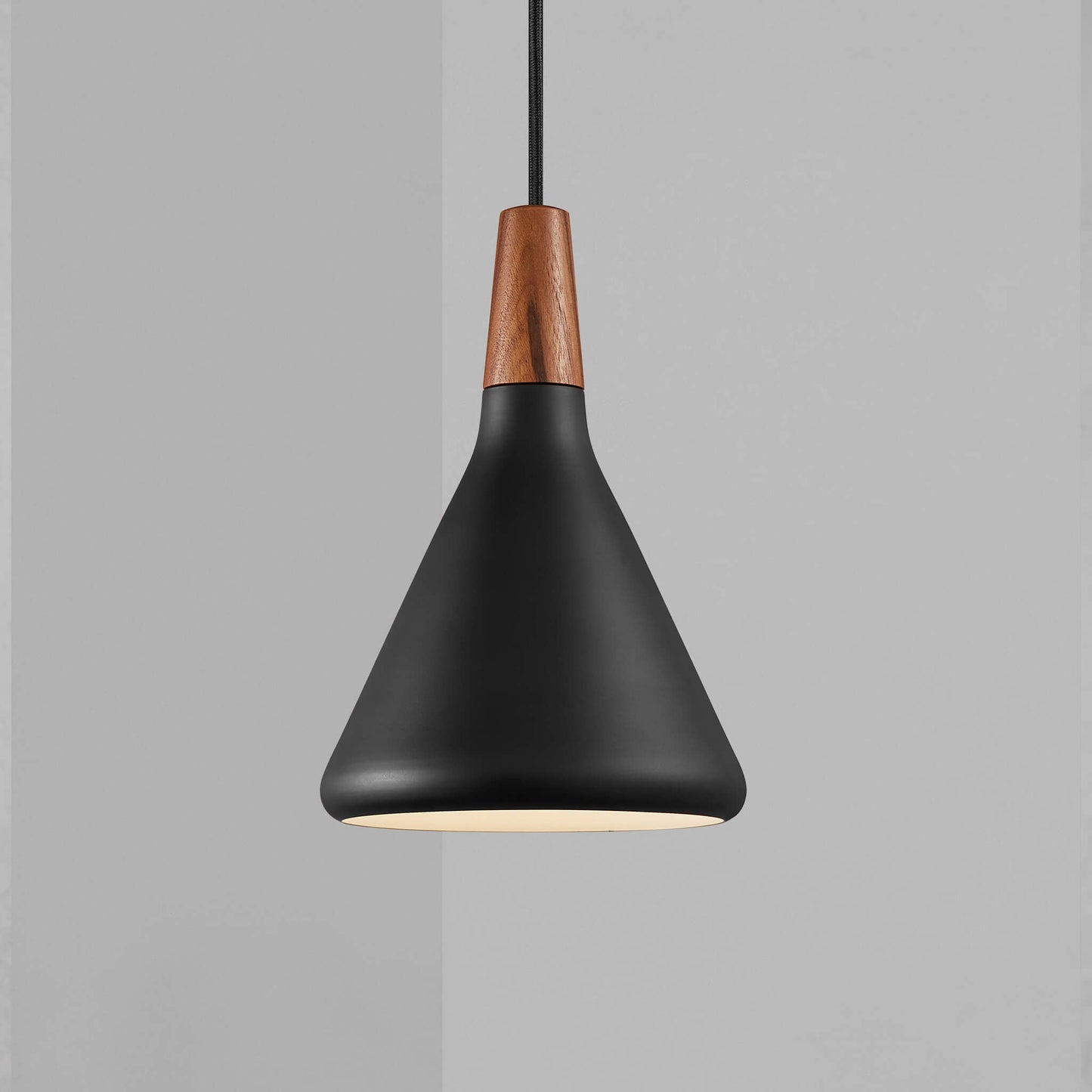 Waldray | Conische metalen hanglamp en geoliede walnoot