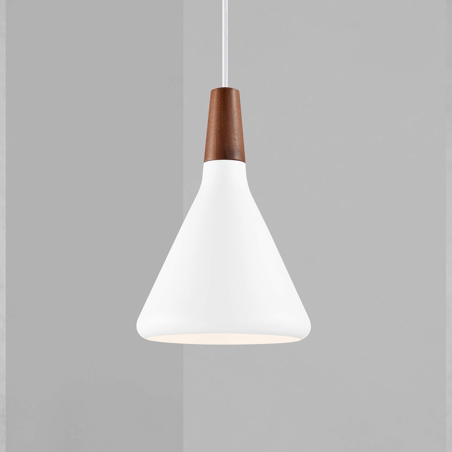 Waldray | Conische metalen hanglamp en geoliede walnoot