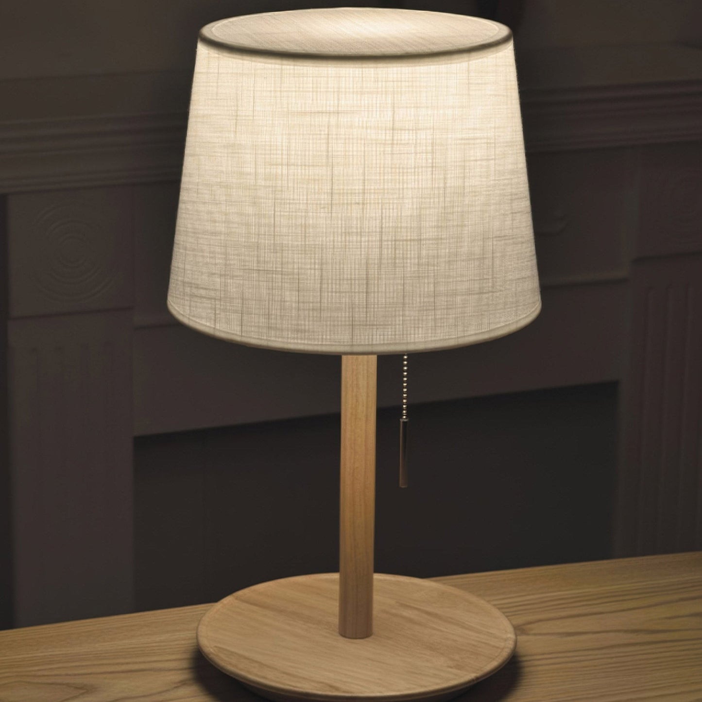 Zachte Gloed – Lamp en Noordelijke Notenboom met Luxe Stofaccenten