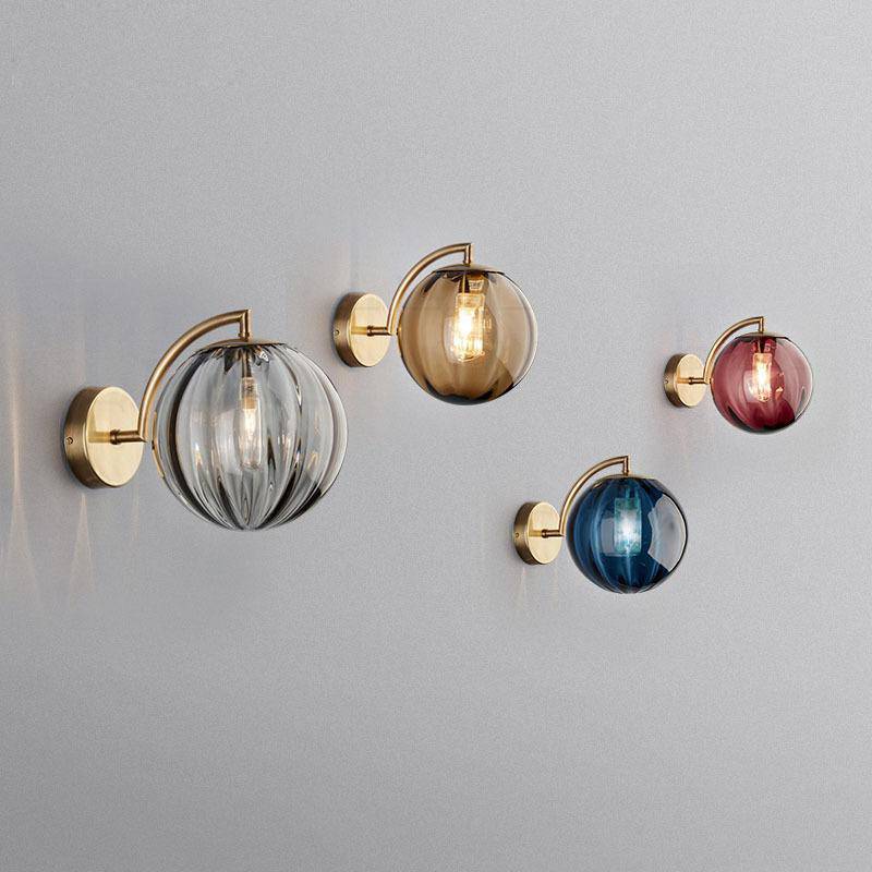 SconeChic – Gouden LED wandlamp met rookglasbol