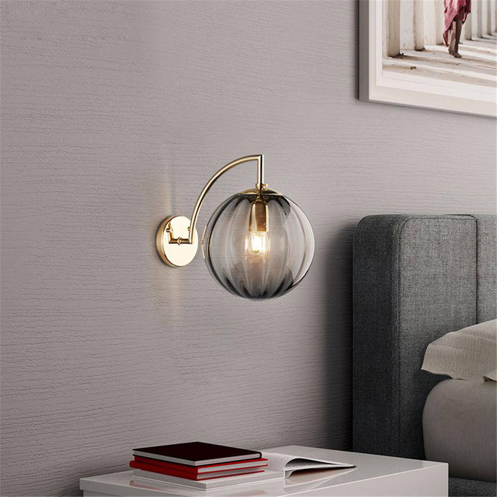 SconeChic – Gouden LED wandlamp met rookglasbol