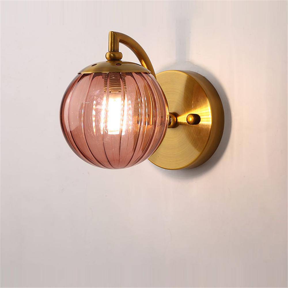 SconeChic – Gouden LED wandlamp met rookglasbol
