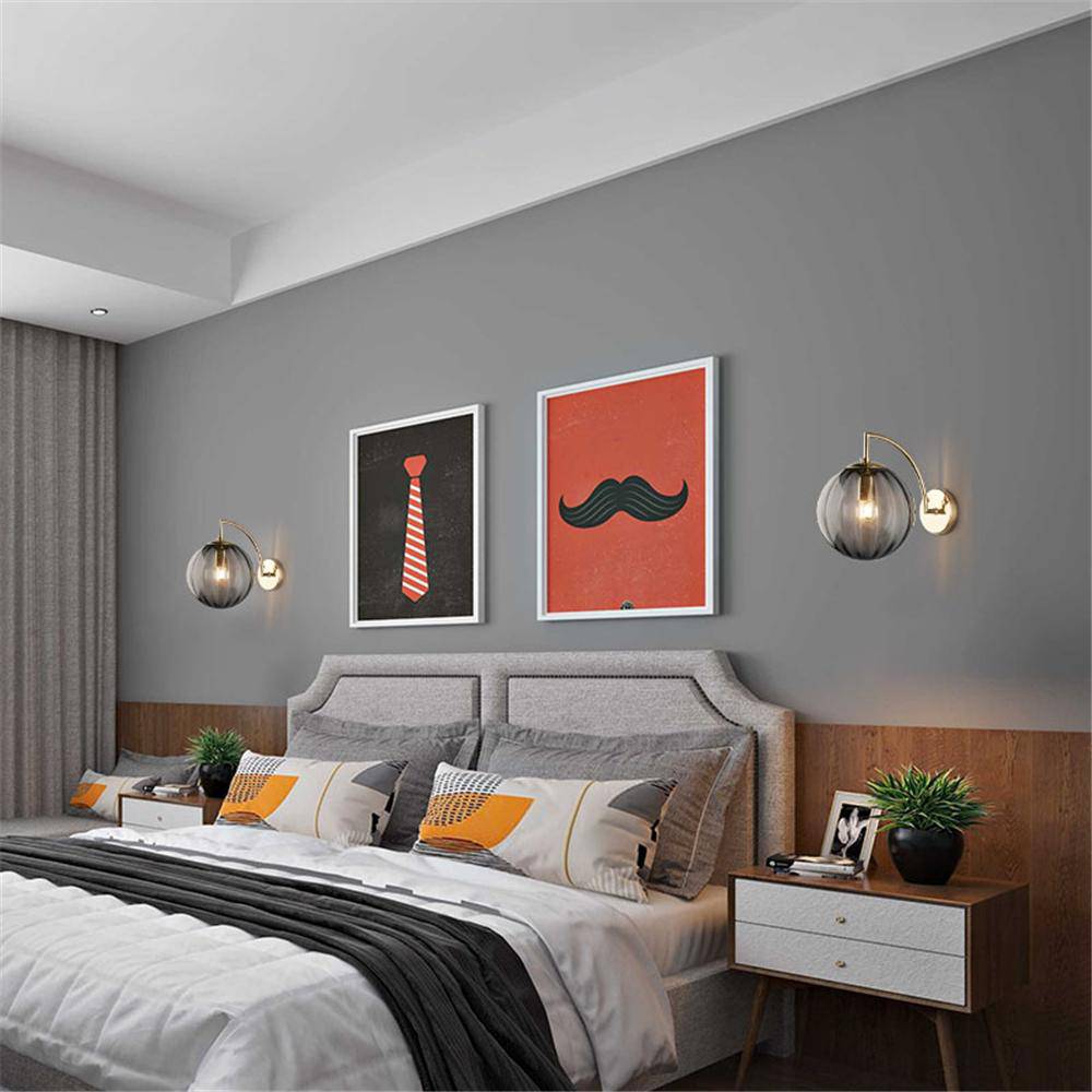 SconeChic – Gouden LED wandlamp met rookglasbol
