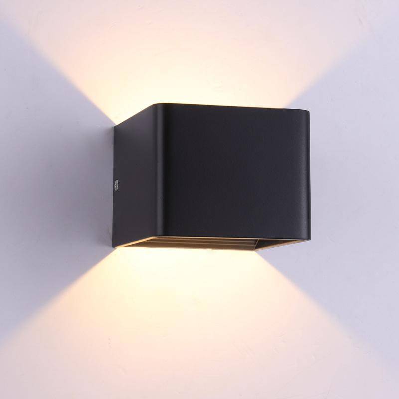 CubeChromatic – Moderne metalen kubus LED wandlamp