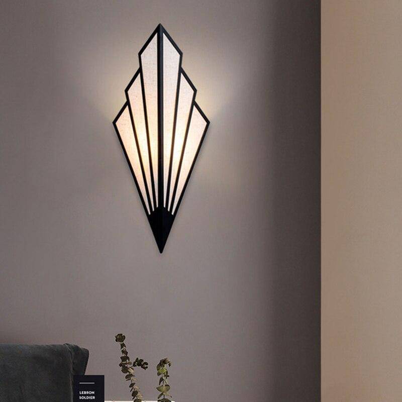 TriLumi – Driehoekige wandlamp van gekleurd metaal