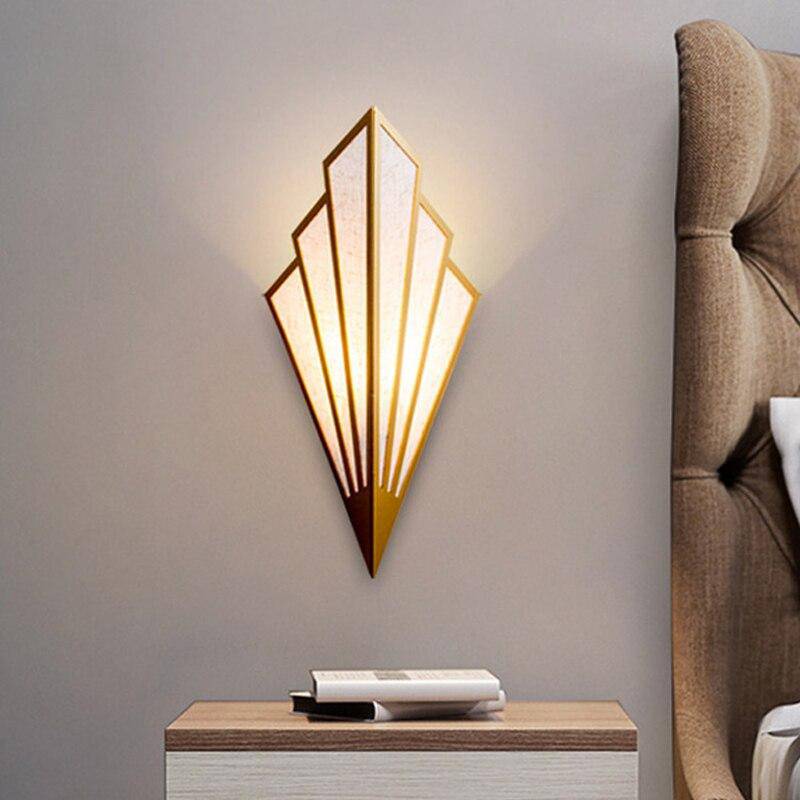 TriLumi – Driehoekige wandlamp van gekleurd metaal