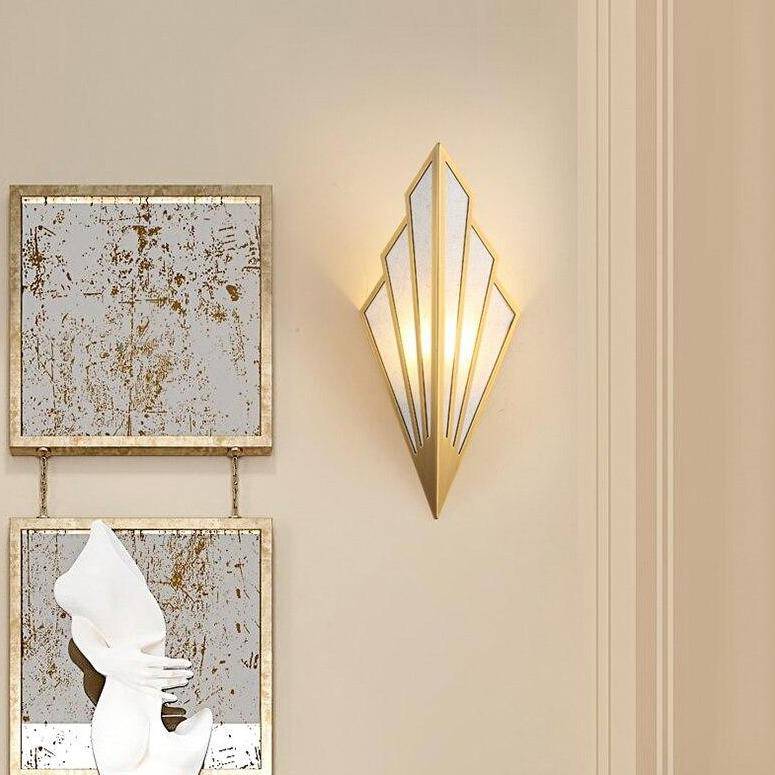 TriLumi – Driehoekige wandlamp van gekleurd metaal