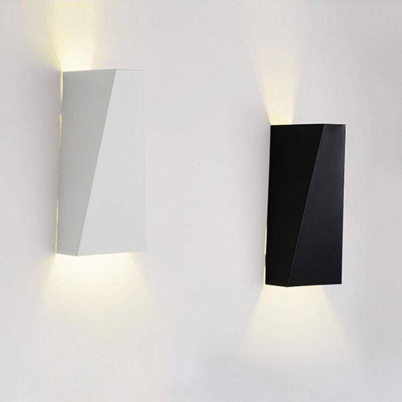 CubeLux – Moderne kubusvormige LED-wandlamp (zwart of wit)