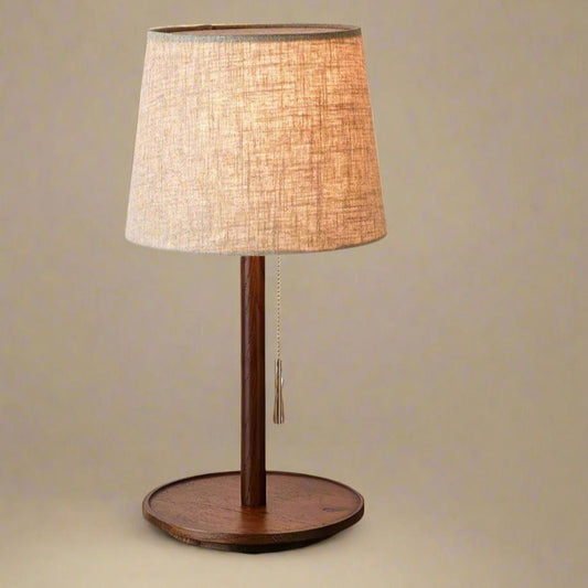 Zachte Gloed – Lamp en Noordelijke Notenboom met Luxe Stofaccenten