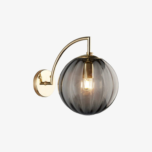 SconeChic – Gouden LED wandlamp met rookglasbol