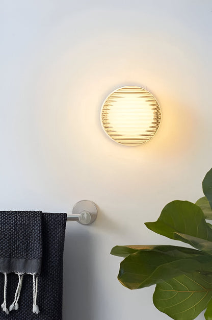 Amberlo | Ronde Wandlamp van Geribbeld Glas – Amber & Wit