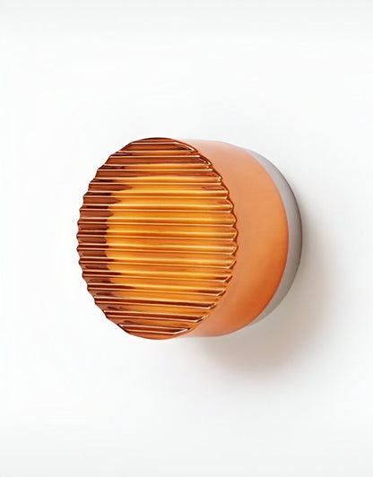 Amberlo | Ronde Wandlamp van Geribbeld Glas – Amber & Wit