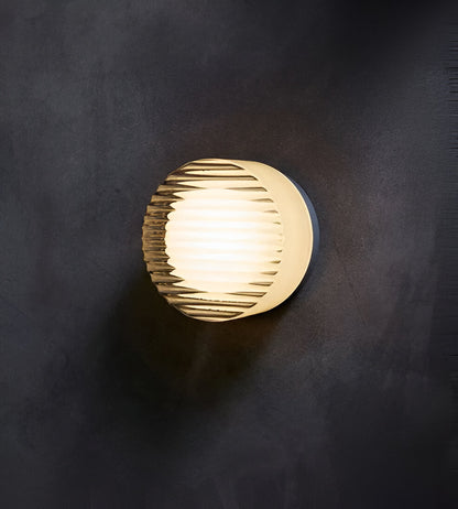 Amberlo | Ronde Wandlamp van Geribbeld Glas – Amber & Wit