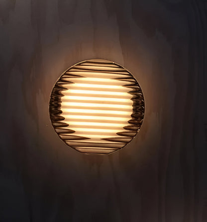 Amberlo | Ronde Wandlamp van Geribbeld Glas – Amber & Wit