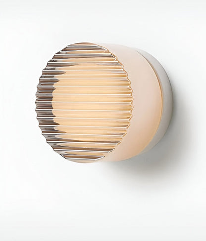 Amberlo | Ronde Wandlamp van Geribbeld Glas – Amber & Wit