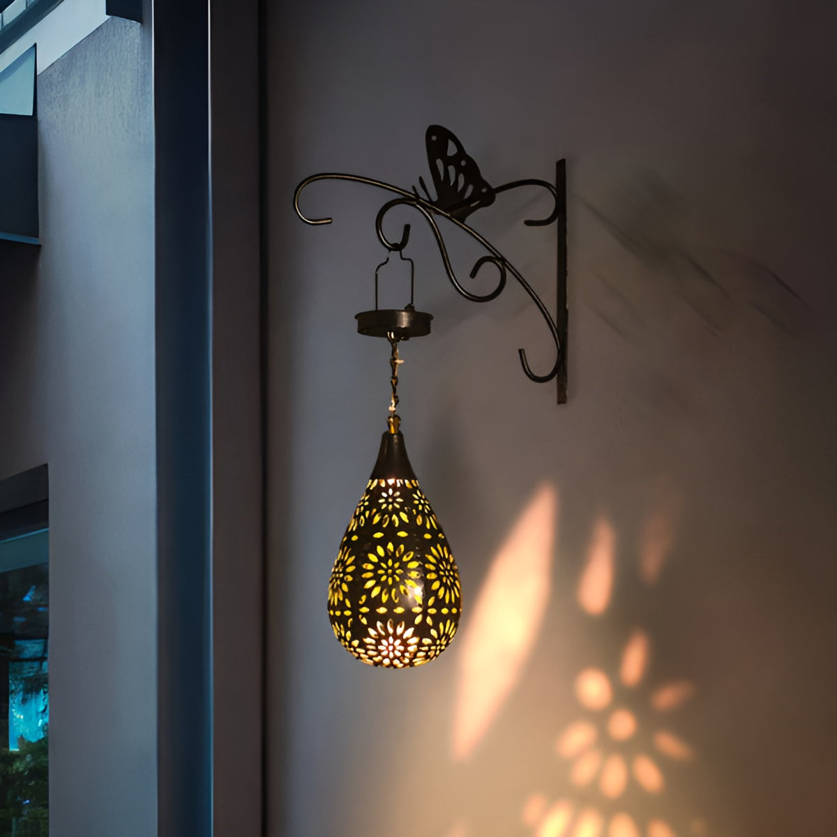 LumiCage – Solcellelampe i metal med udskæringer, vandtæt