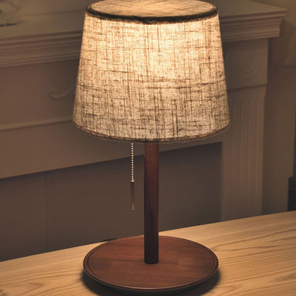 Zachte Gloed – Lamp en Noordelijke Notenboom met Luxe Stofaccenten