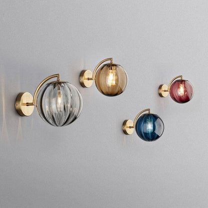 SconeChic – Gouden LED wandlamp met rookglasbol