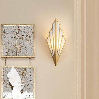 TriLumi – Driehoekige wandlamp van gekleurd metaal